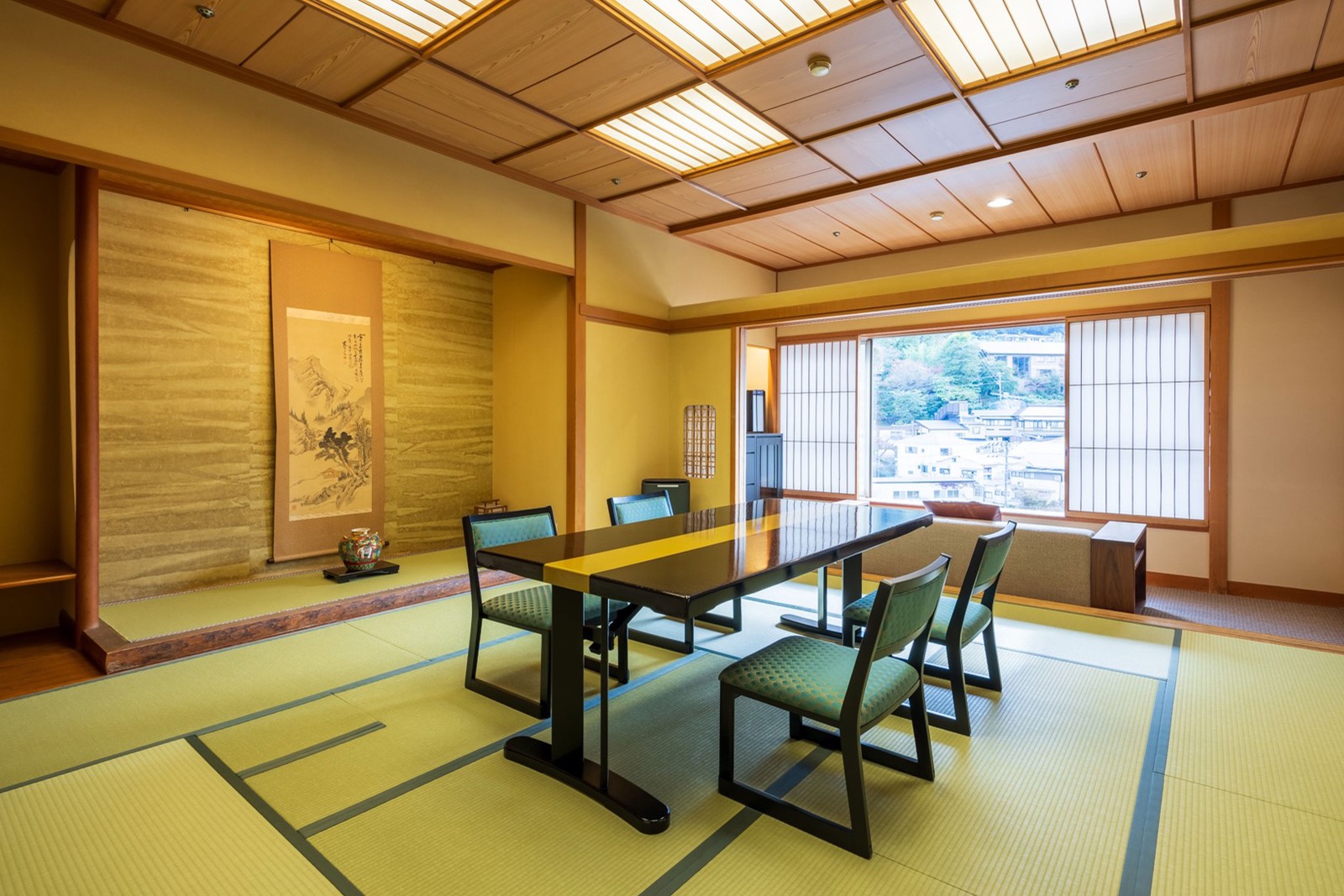 Tatami room and dining table