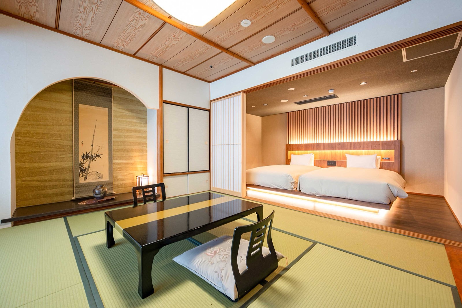 Tatami room with beds