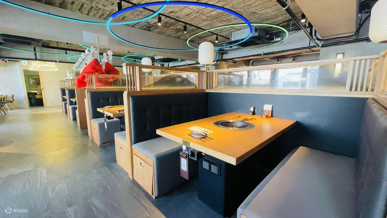 Dining room & booths